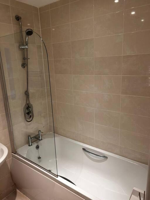 City Centre Apartment. Рексъм Екстериор снимка