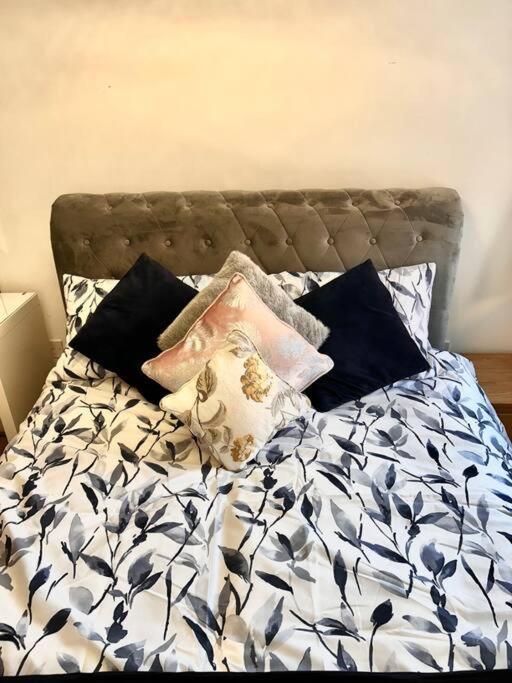 City Centre Apartment. Рексъм Екстериор снимка