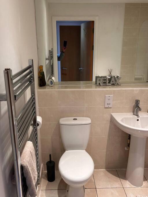 City Centre Apartment. Рексъм Екстериор снимка