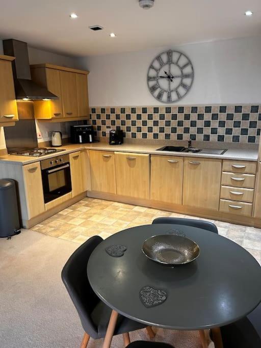 City Centre Apartment. Рексъм Екстериор снимка