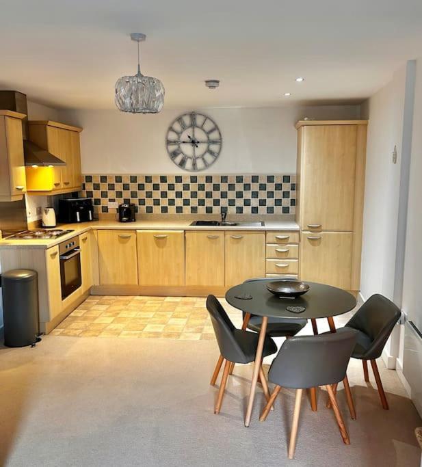 City Centre Apartment. Рексъм Екстериор снимка