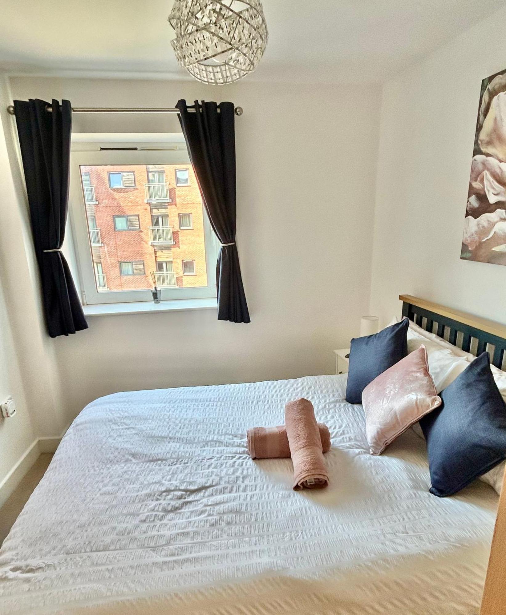 City Centre Apartment. Рексъм Екстериор снимка