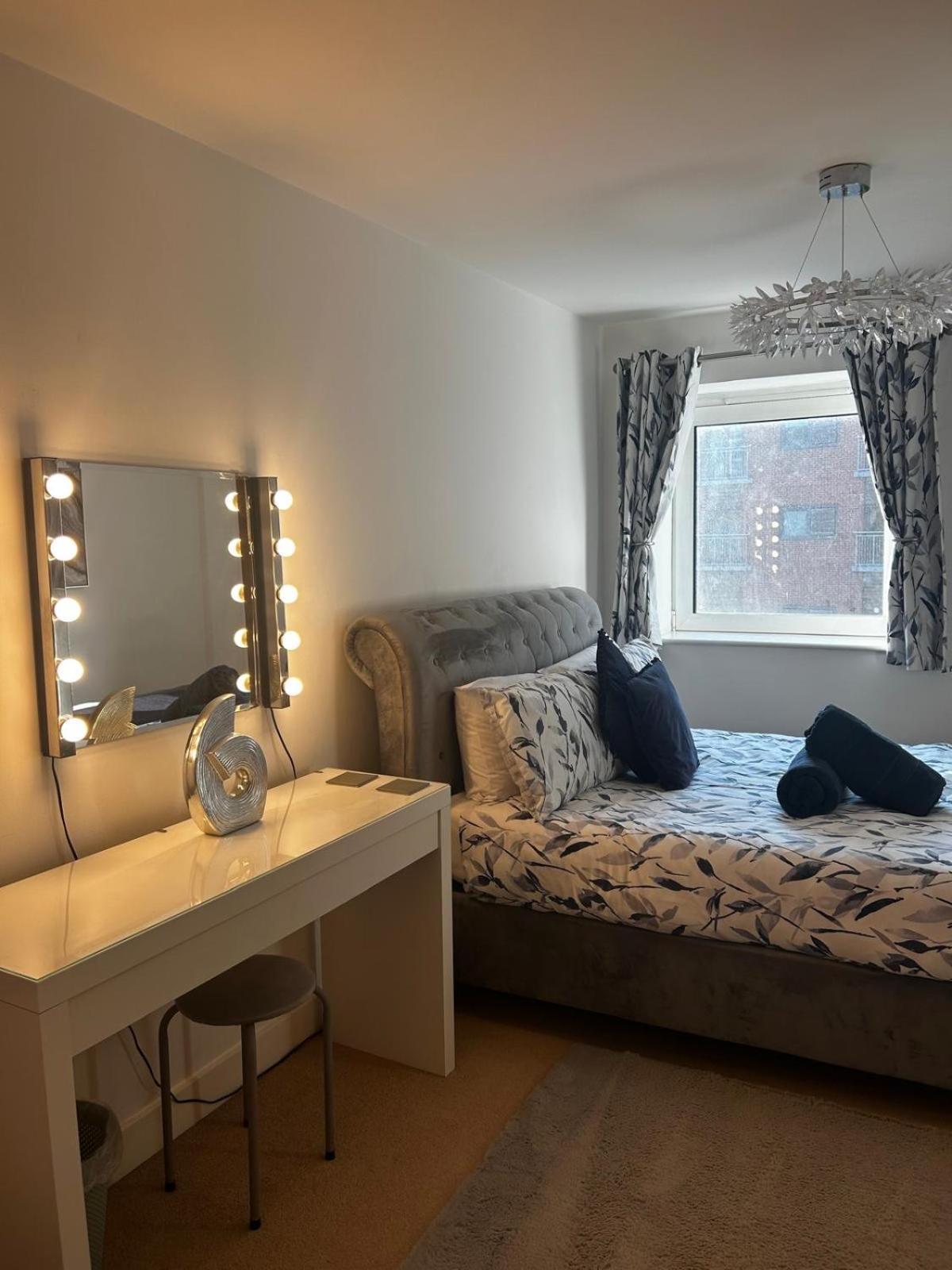 City Centre Apartment. Рексъм Екстериор снимка