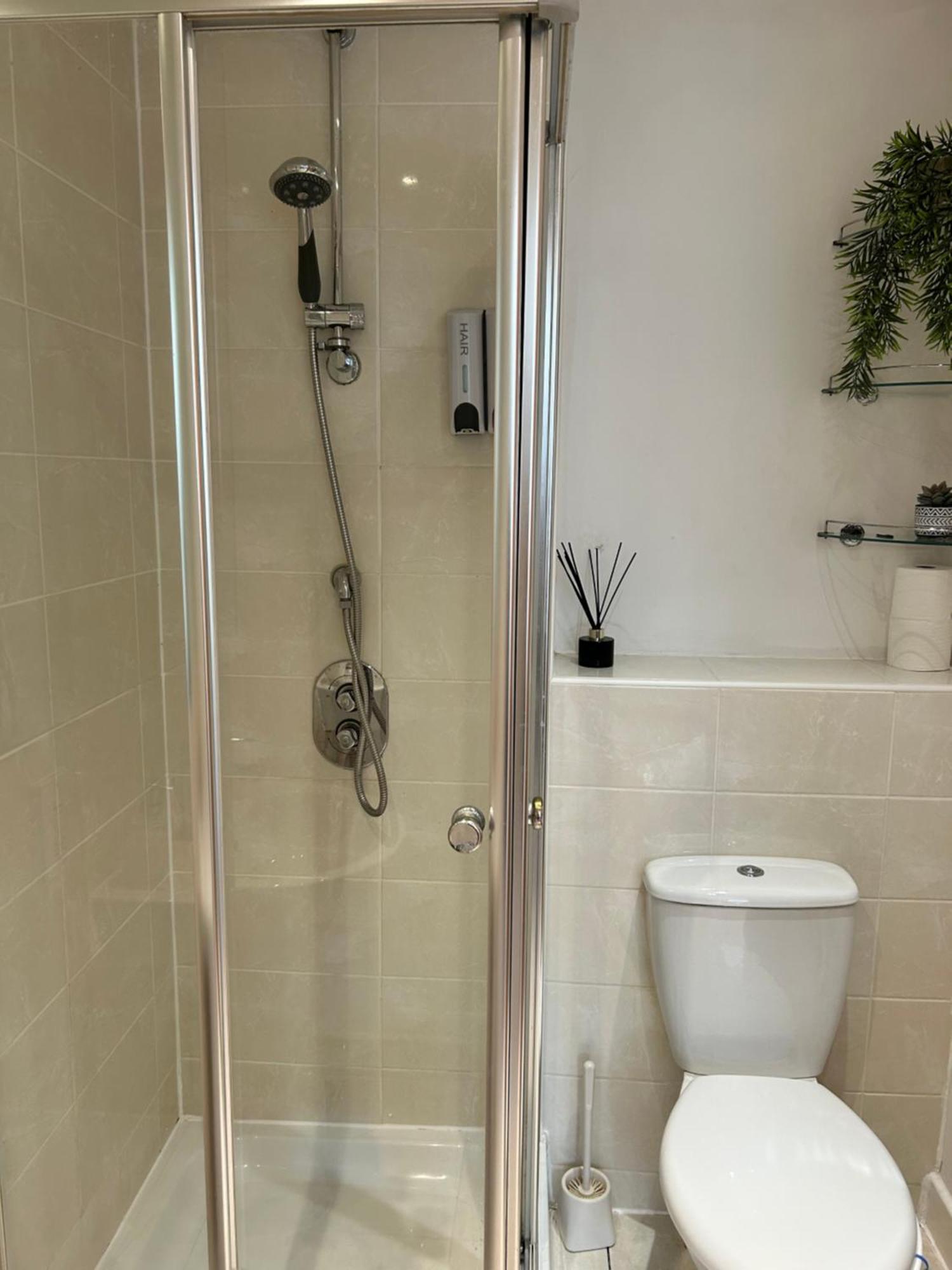 City Centre Apartment. Рексъм Екстериор снимка