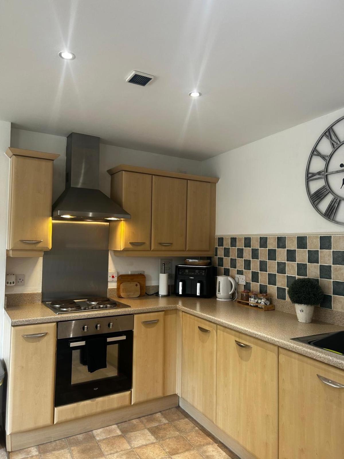 City Centre Apartment. Рексъм Екстериор снимка