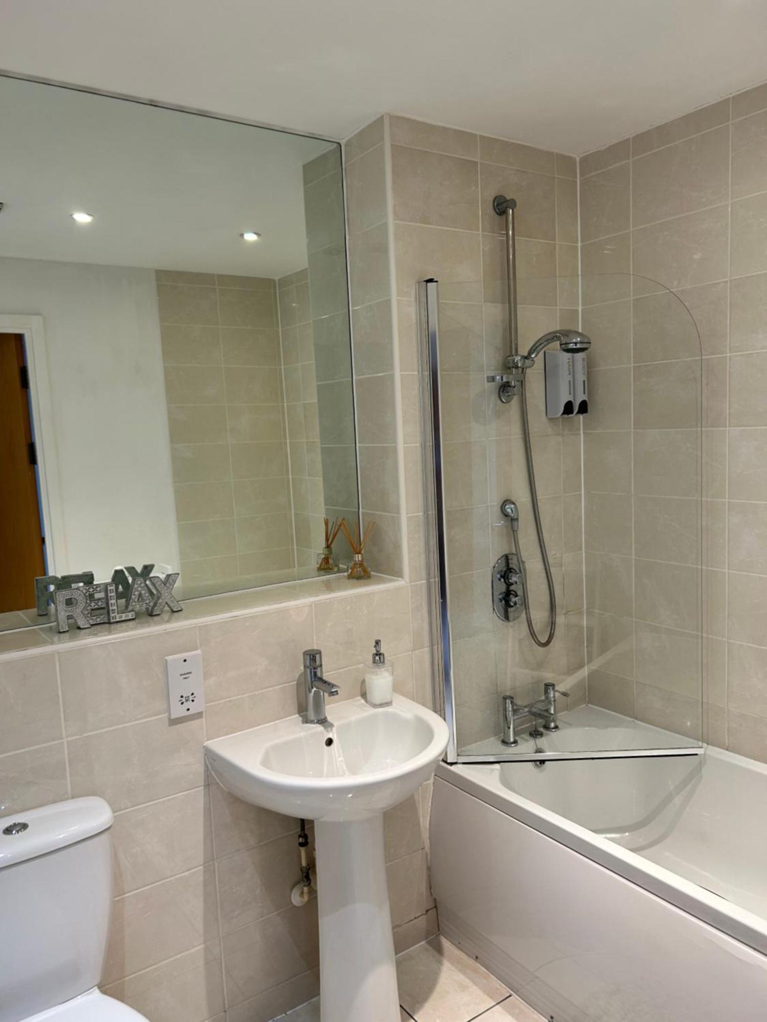 City Centre Apartment. Рексъм Екстериор снимка