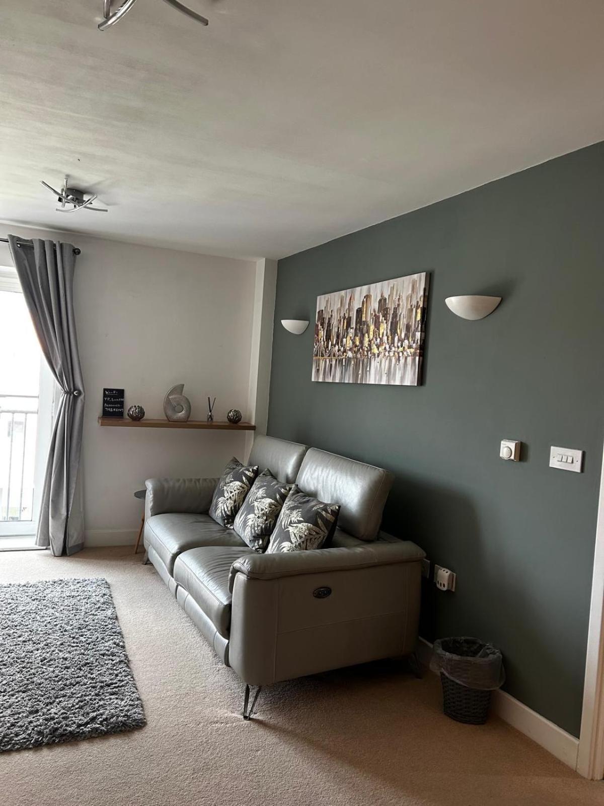 City Centre Apartment. Рексъм Екстериор снимка